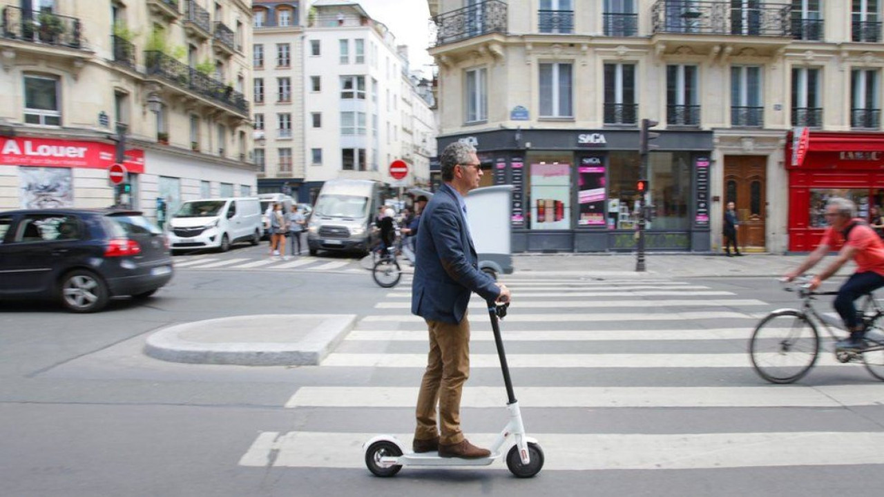 Paris sokaklarında scooterlar kaldırıldı