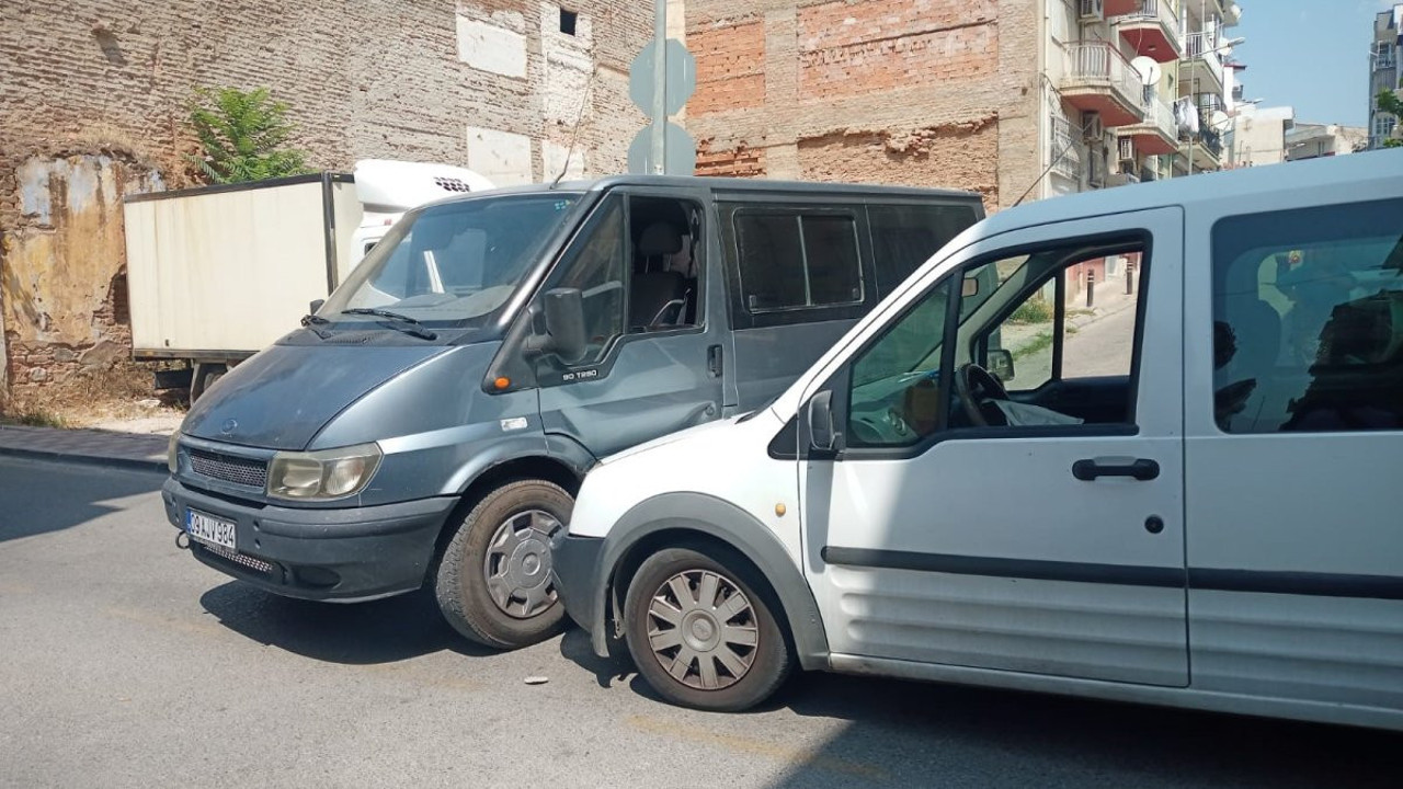 Mahkumları taşıyan araç kaza yaptı