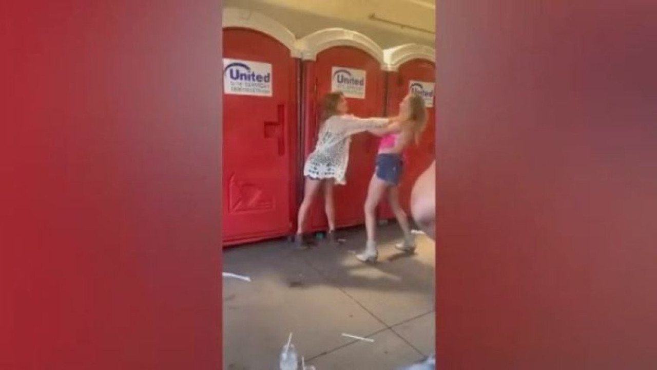 Tuvalet sırasında kavga çıktı. Kadınlar saç saça baş başa birbirine girdi