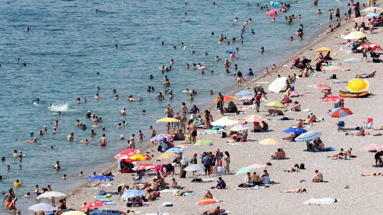 Sıcaktan bunalanlar Konyaaltı Sahili'ne akın etti