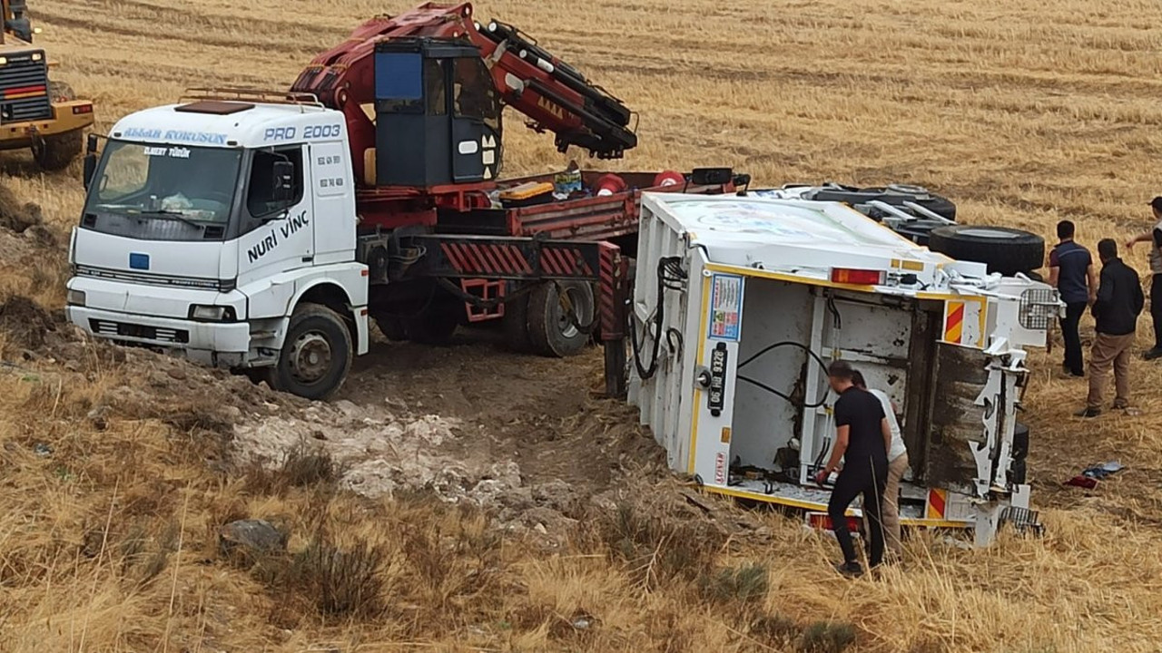 Başkentte çöp kamyonu devrildi: 1 yaralı