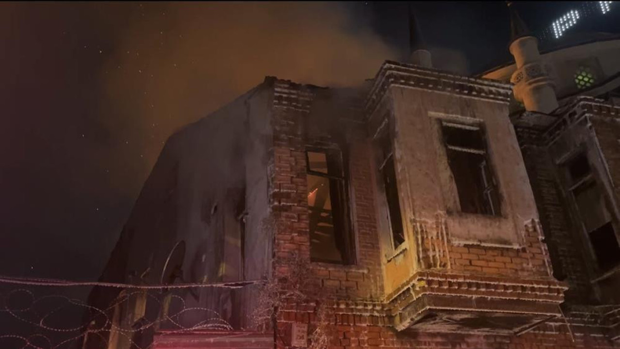 Beyoğlu’nda 2 katlı binada yangın çıktı