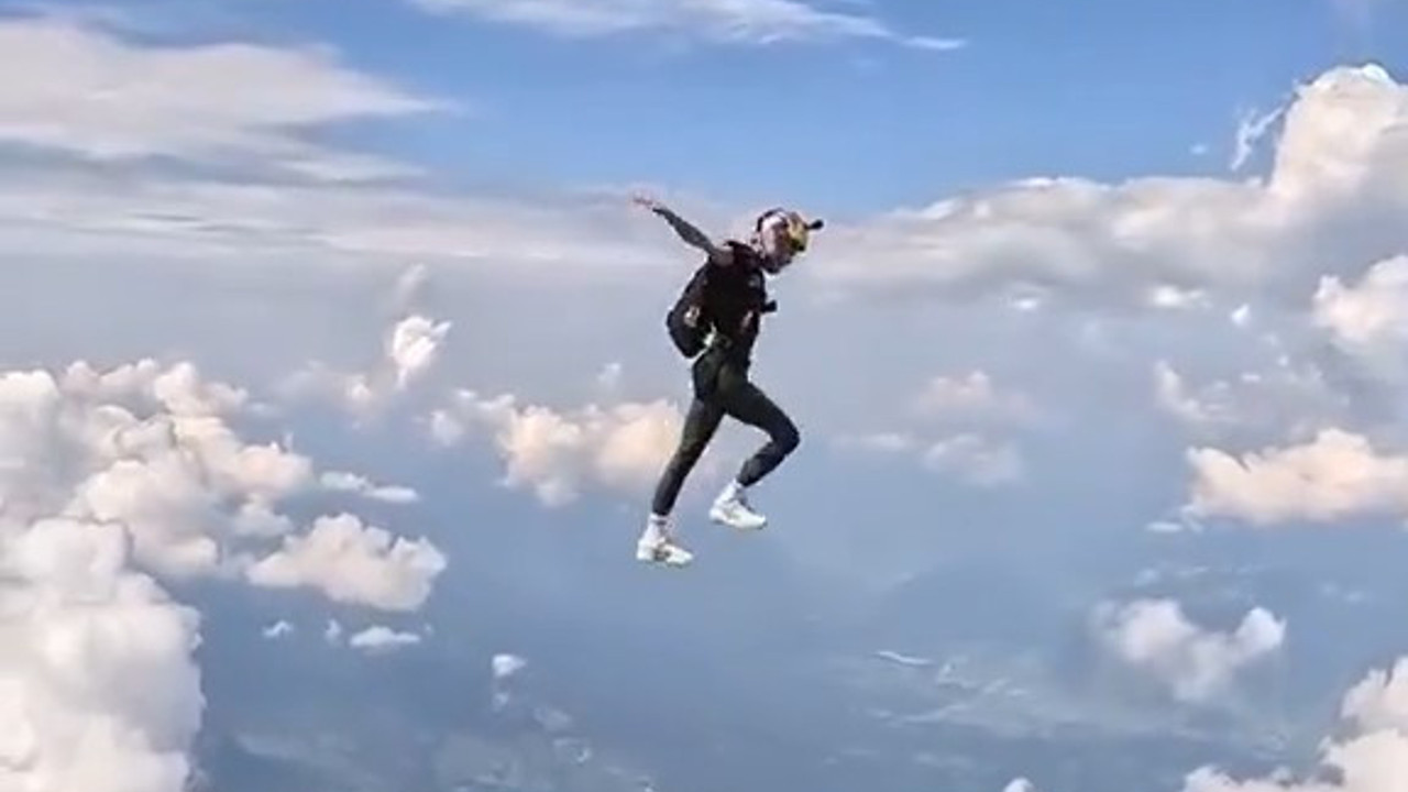 Paraşütçü havada yürüdü. 'Düz yolda yürüyemiyorum' diyenler hayrete düşecek