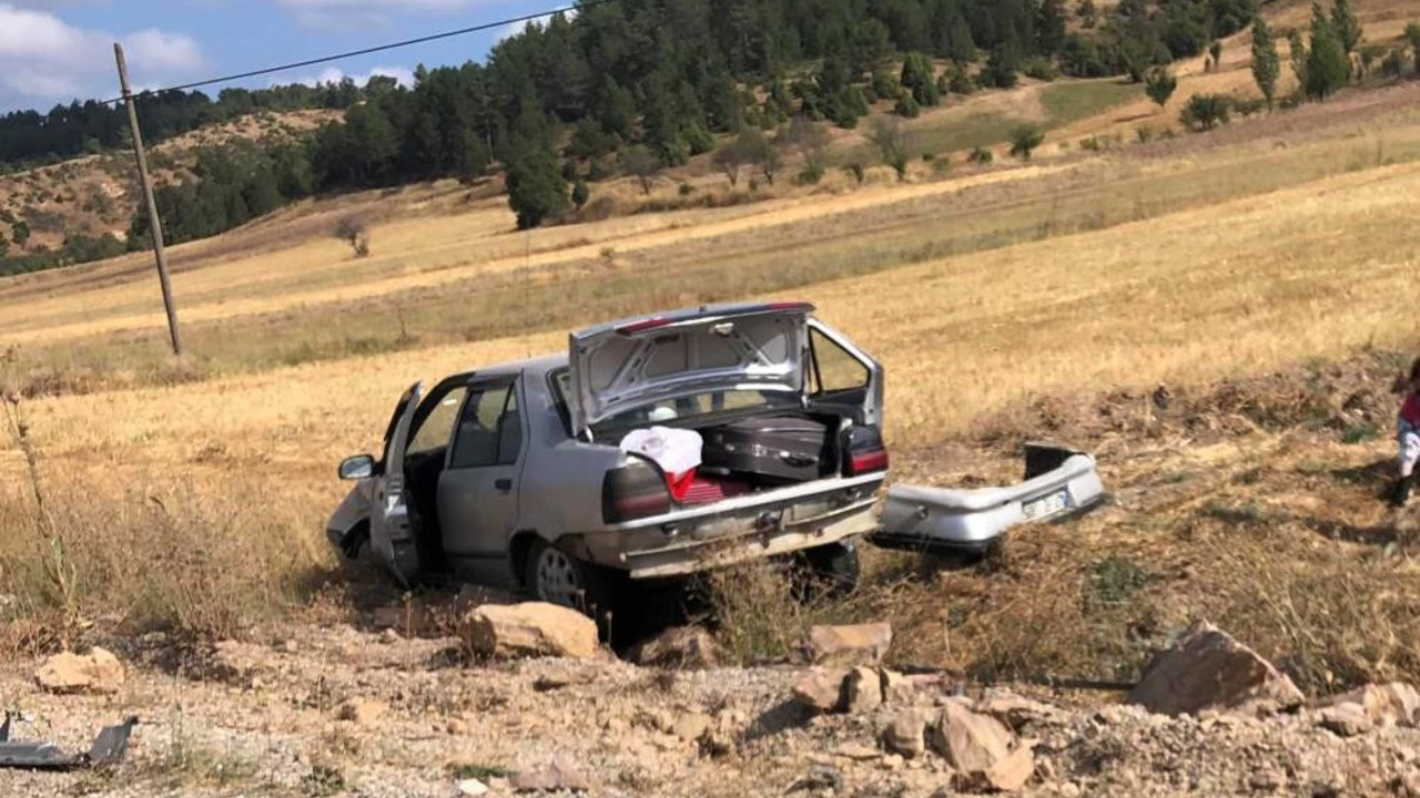 Emet'te otomobil tarlaya uçtu: 3 yaralı