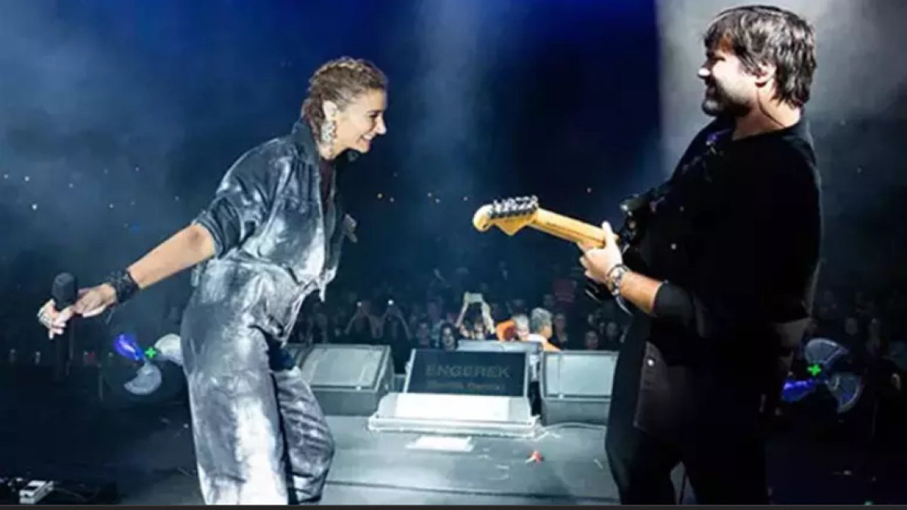 Sıla sahnelere geri döndü. Annesinin sağlık durumu yüzünden ara vermişti