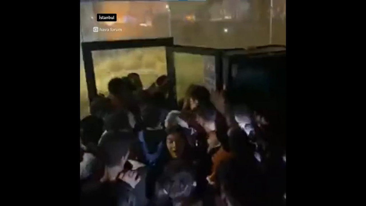 Başakşehir'de vatandaşlar sel sebebiyle kütüphaneye sıkıştı. İstanbul felaketi yaşıyor