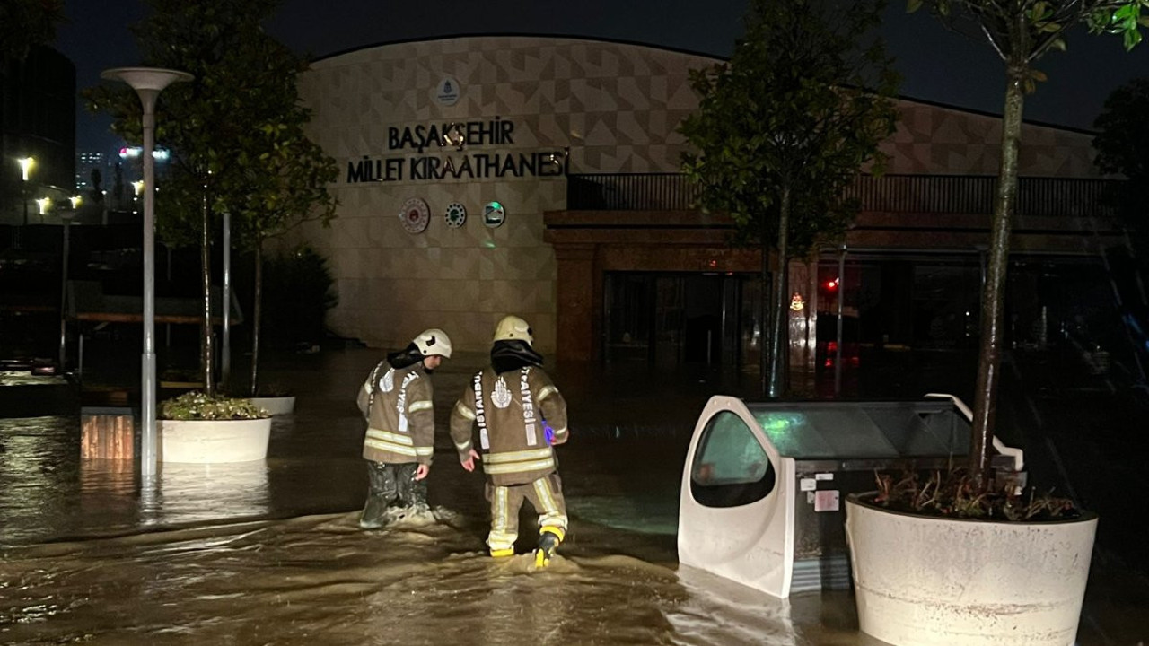 İstanbul’da bir facia yaşanıyor: Başakşehir Millet Kıraathanesi sele teslim oldu, vatandaşlar mahsur kaldı
