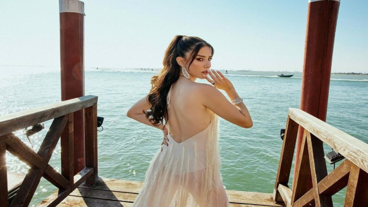 İtalyan basını Özge Gürel’i konuşuyor. Venedik'te göz kamaştırdı