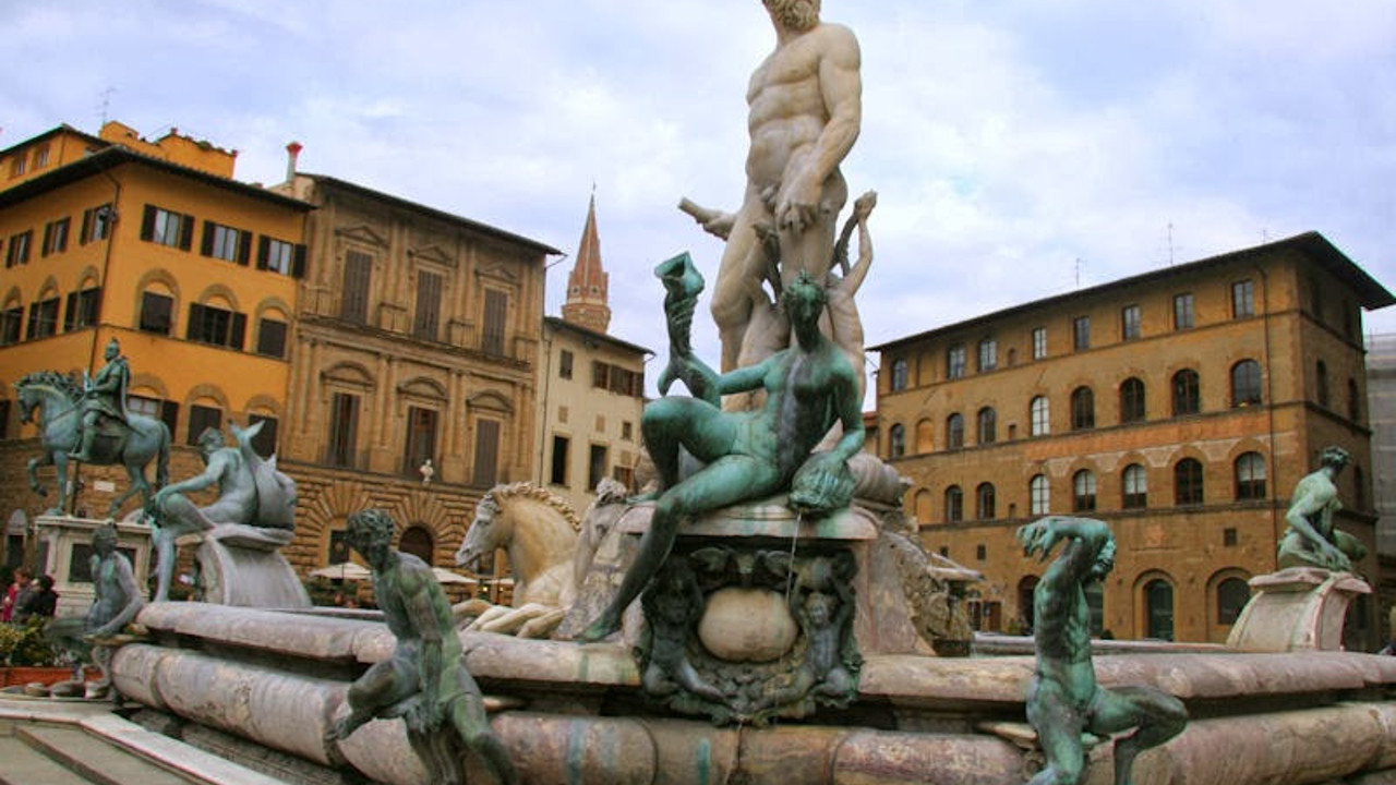 Selfie uğruna 450 yıllık çeşmeye zarar verdi. Turistin fotoğraf hevesi pahalıya patladı