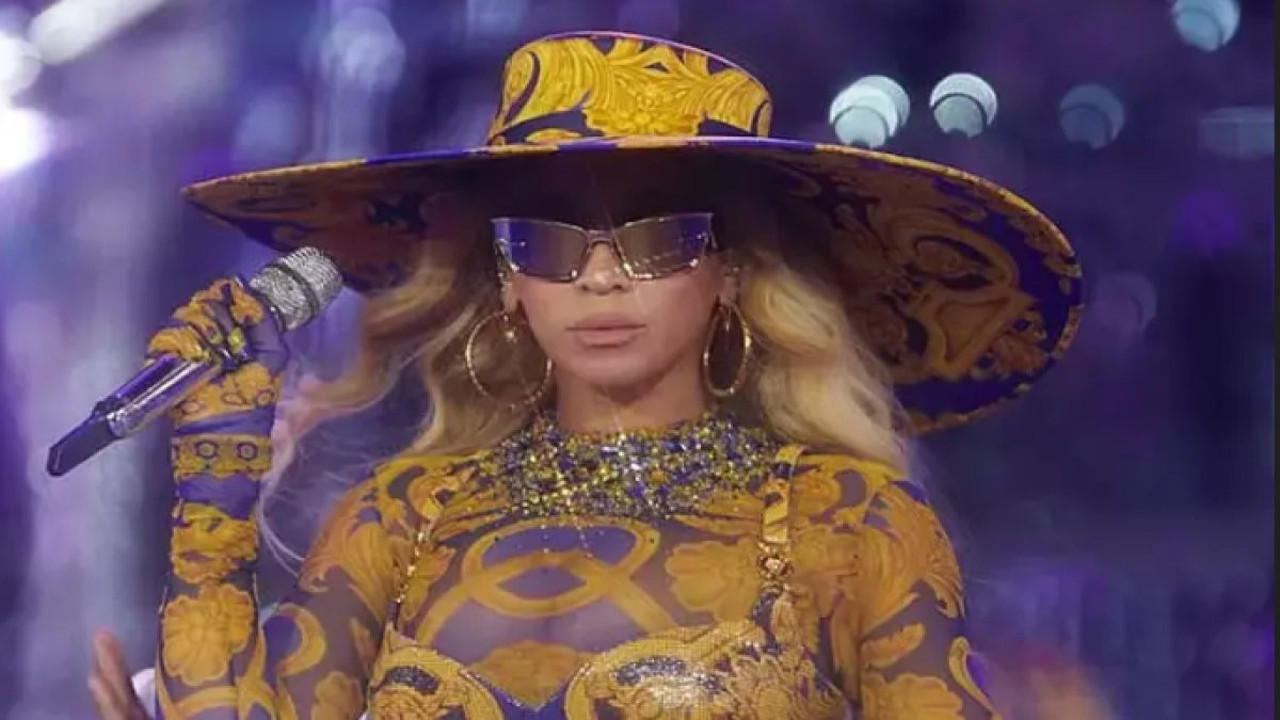 Sahnede yeni yaşını kutlayan Beyonce'nin elbisesi tam 600 saatte yapıldı