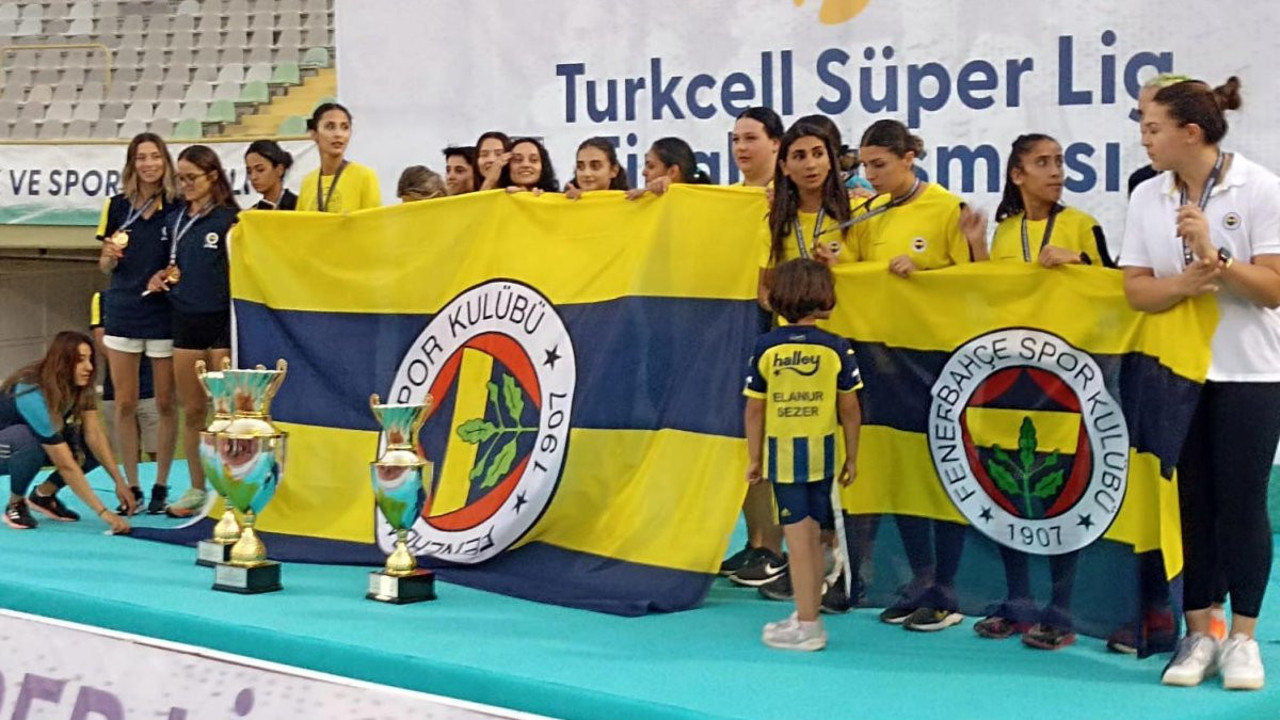 Zafer Fenerbahçe'nin. Kadınlarda da şampiyon oldu erkeklerde de