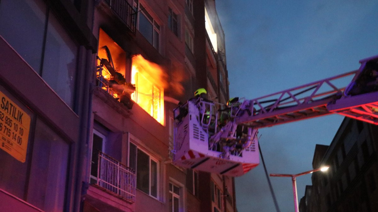 Bandırma'da bina alevler içinde kaldı