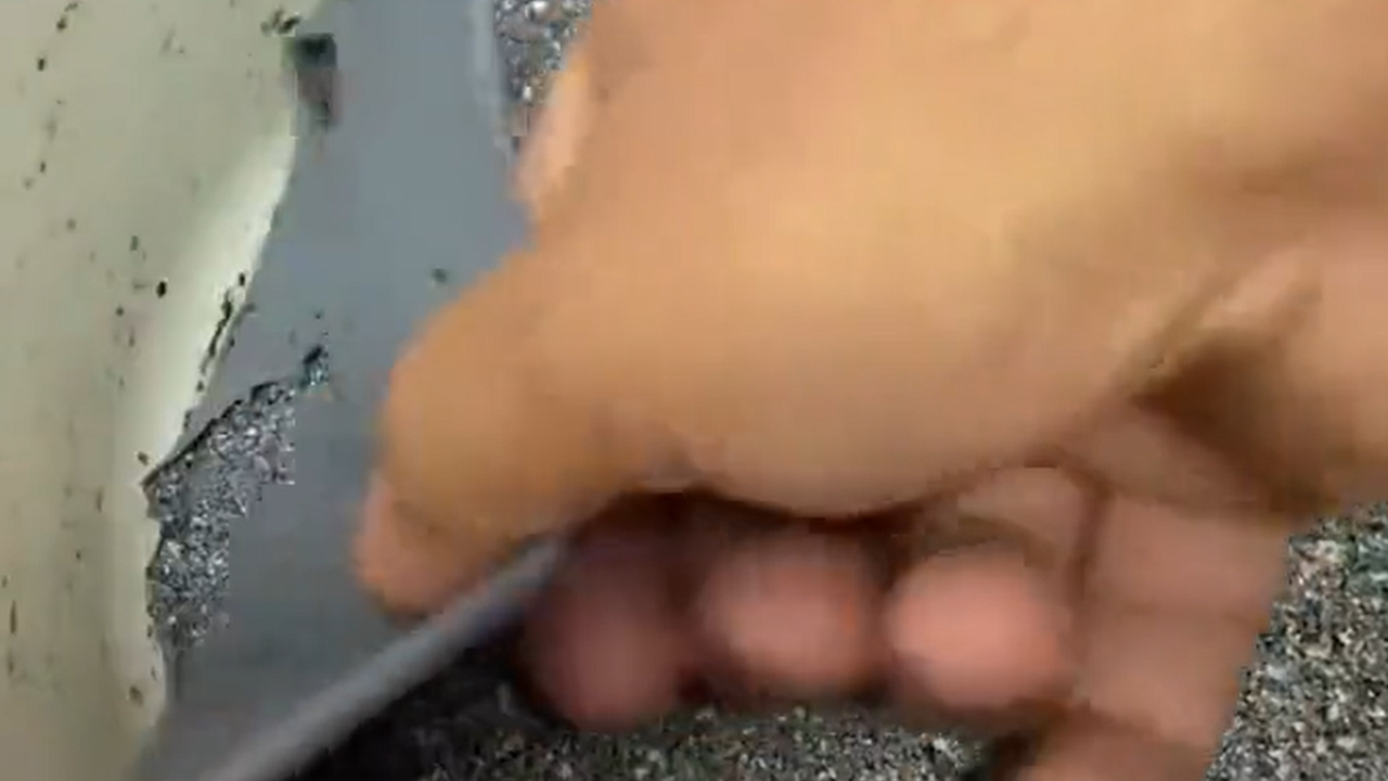 Granit tava diye satılıyor zehir saçıyor. Marketlerde satıldı, altından çıkan mide kaldırdı