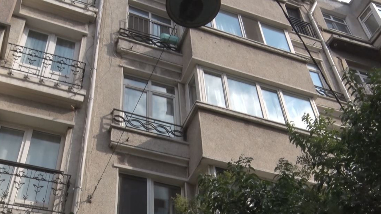 Cihangir’de korkunç cinayet. Meyve bıçağıyla kardeşinin boğazını kesti