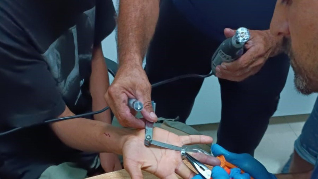 Parmağına yüzük sıkıştı. İtfaiye yardıma koştu