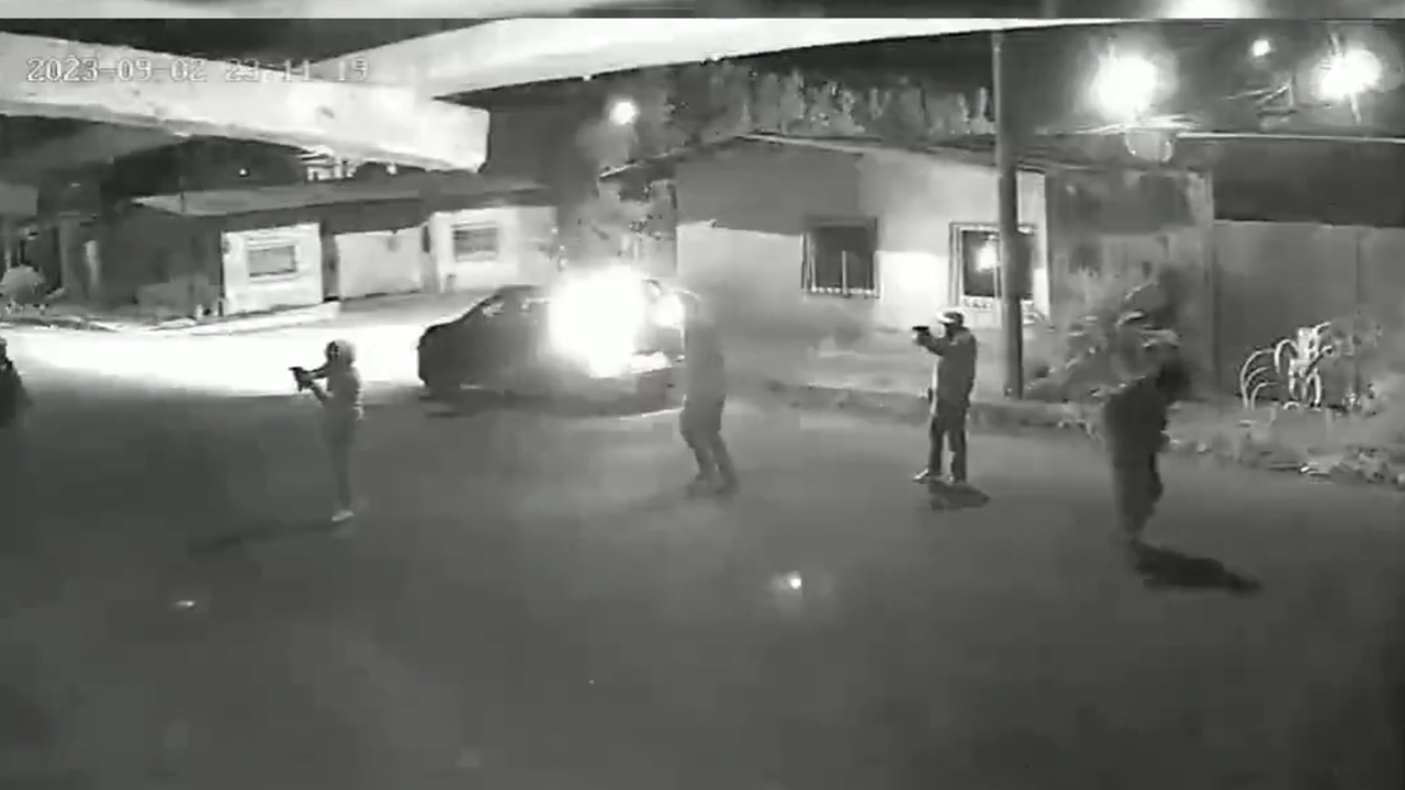 Rakip çeteye fırlatacakları pimi çekilmiş el bombasını atmayı unutup arabaya binince havaya uçtular