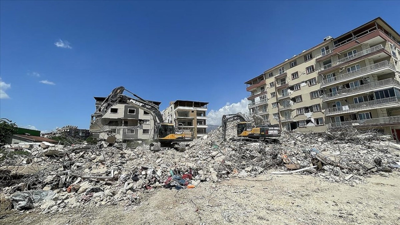 Depremin 215'inci günü: Temel kazısında enkazdan ceset çıktı