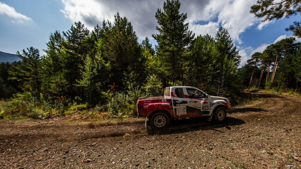 Dünyanın en zor yarışında tarihi parkurda nefesler kesildi