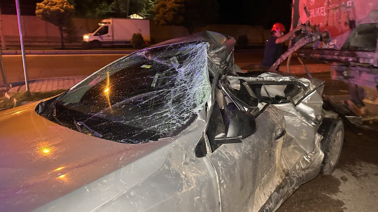 Tankerin altına giren otomobil kağıt gibi ezildi: 1 yaralı