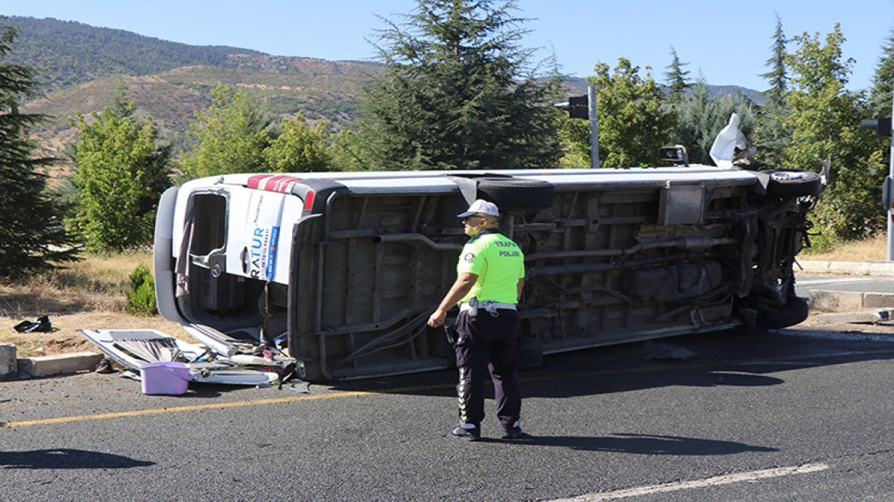 Minibüs yolcu otobüsüne çarptı: 18 kişi yaralı