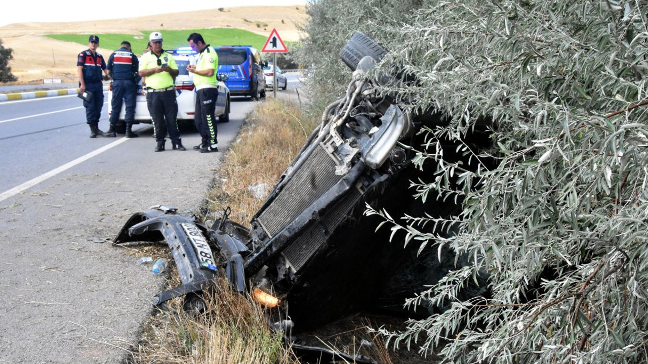 İki otomobil çarpıştı: Aynı aileden 1'i bebek 2'si çocuk 5 yaralı
