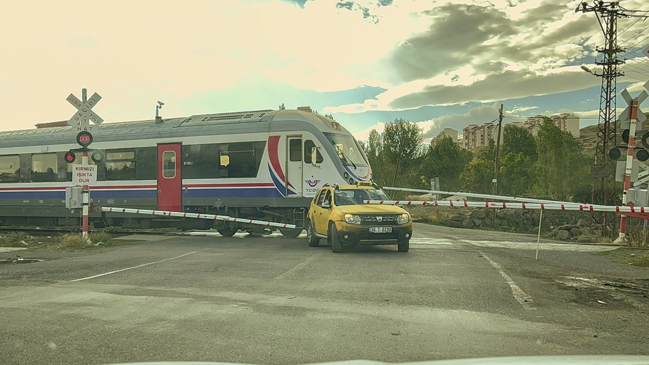 Taksi ‘kıl payı’ kurtuldu. Raybüs geçerken bariyerler kapandı