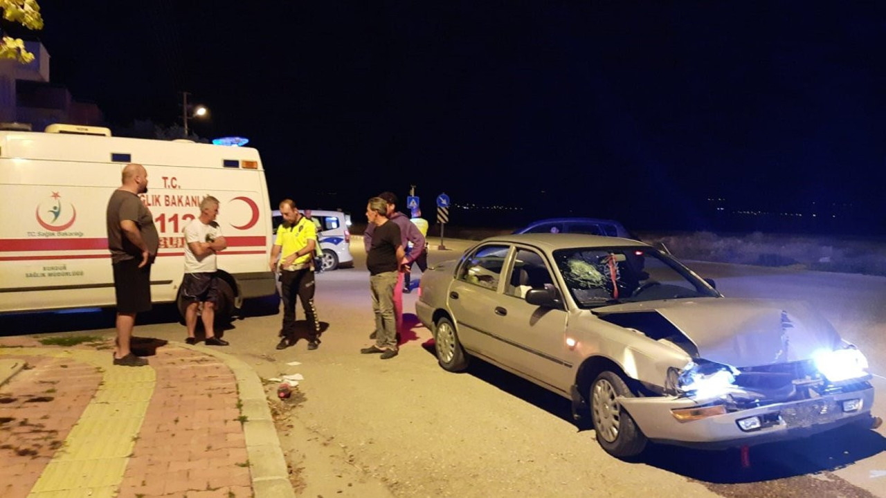 Kontrolden çıkan otomobil park halindeki ticari araca çarptı