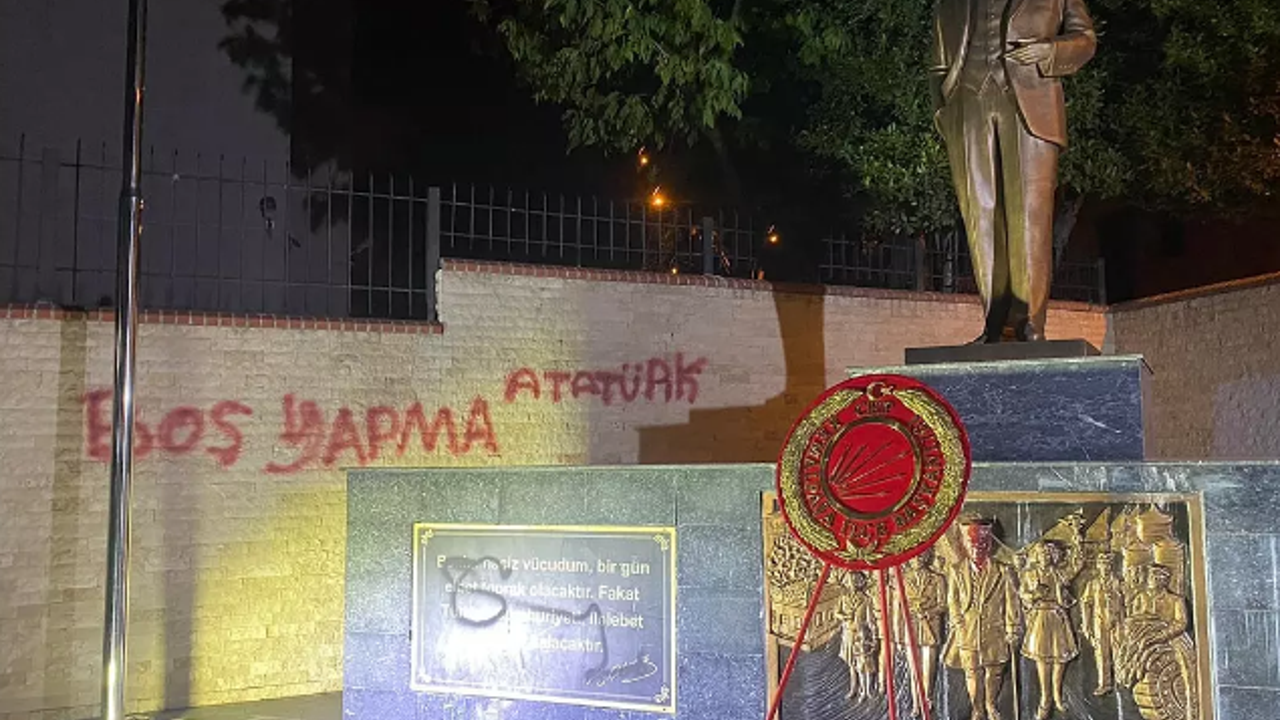 Anıtın duvarına "boş yapma Atatürk" yazıp Atatürk’ün yüzünü kırmızıya boyadılar. Şerefsizler güya Ebrar'dan intikam aldılar
