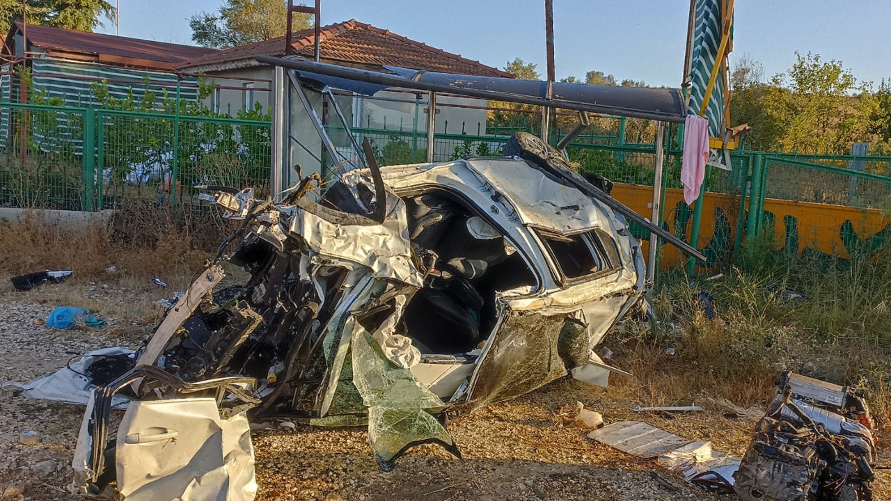 Otomobil durağa daldı: 1 ölü 1 yaralı