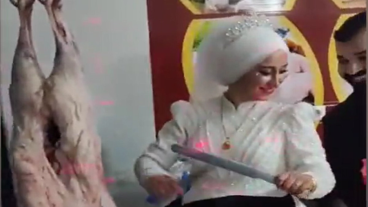Kasap gelin pasta yerine et kesti. Düğün fotoğrafı çekiminde son nokta.