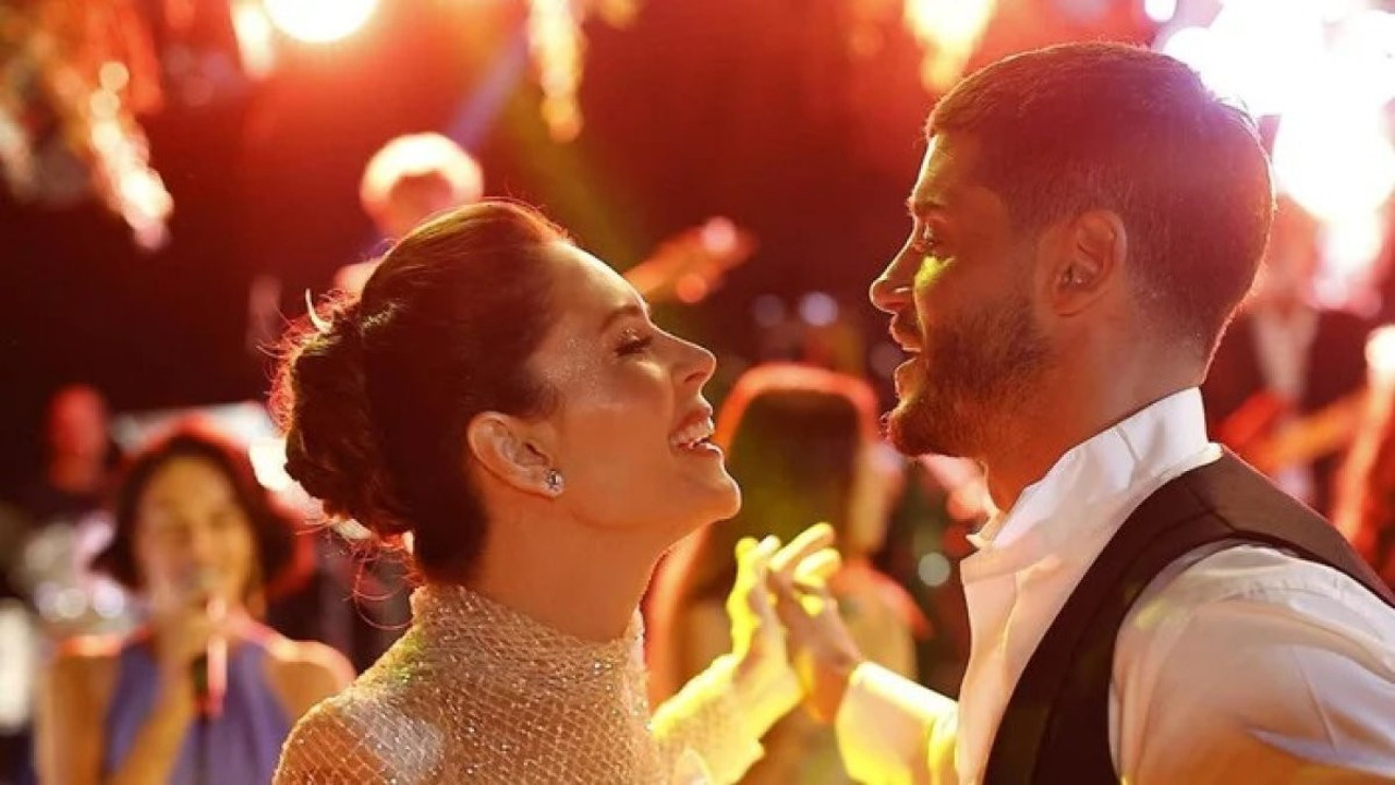 Berk Oktay ile Yıldız Çağrı Atiksoy'dan romantik kutlama