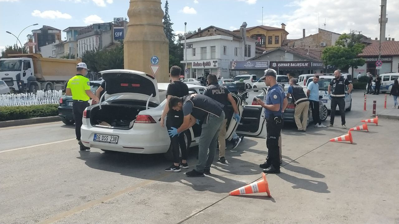 Polis uygulamasında 13 adet silah ele geçirildi, aranan 14 şahıs yakalandı