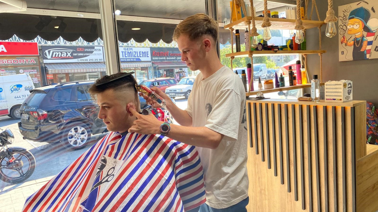 Haber olmak için sokakta tıraş yaptı