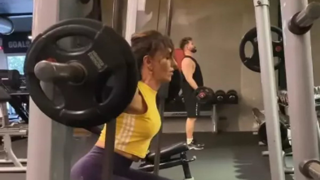Hande Ataizi'ne kaldırdığı kilolar vız geliyor. Fit vücüduna yorum yağdı