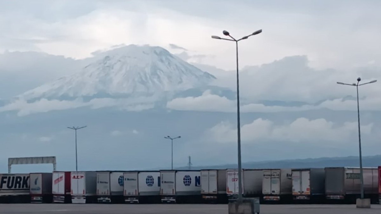 Ağrı Dağı'na mevsimin ilk karı yağdı