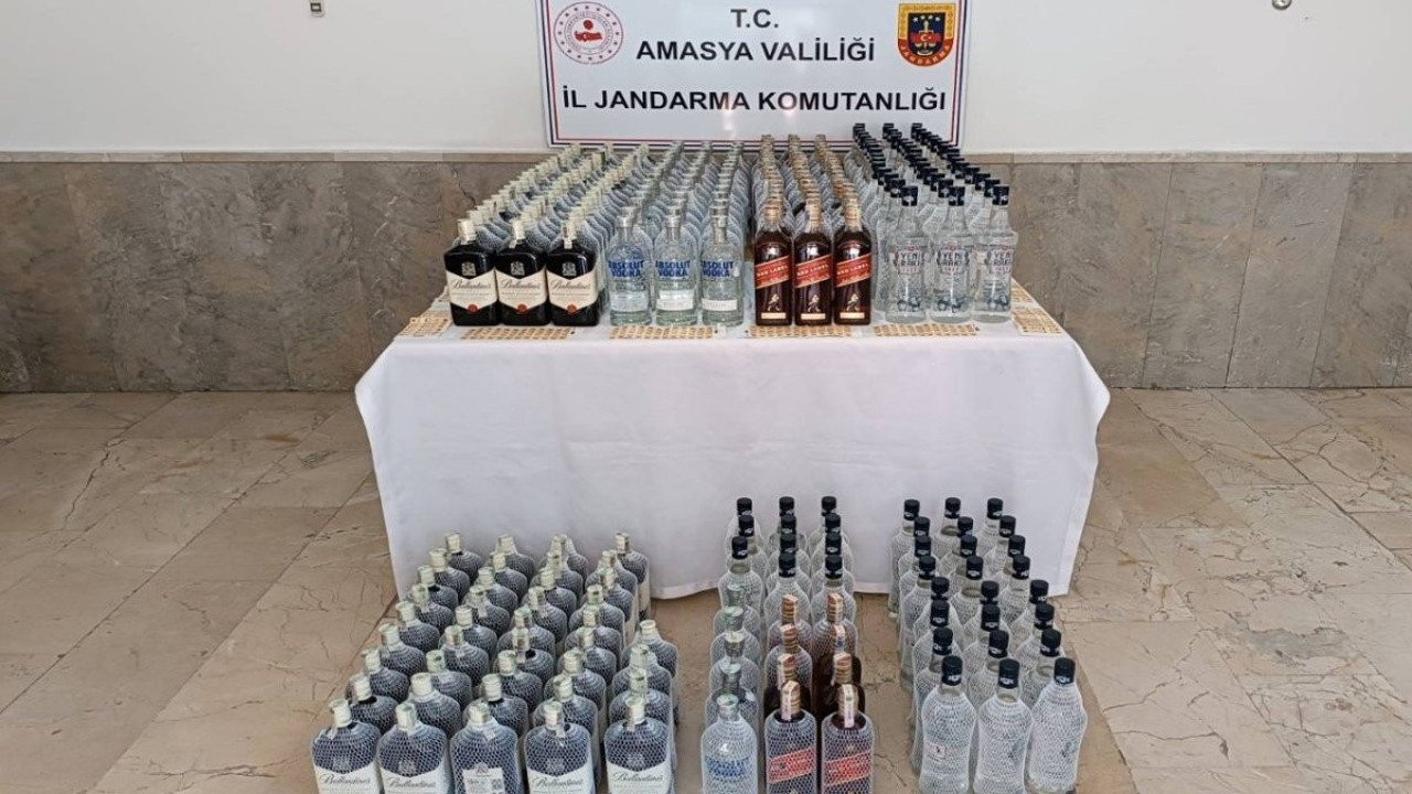 Merzifon’da bir araçta 298 litre sahte içki ele geçirildi