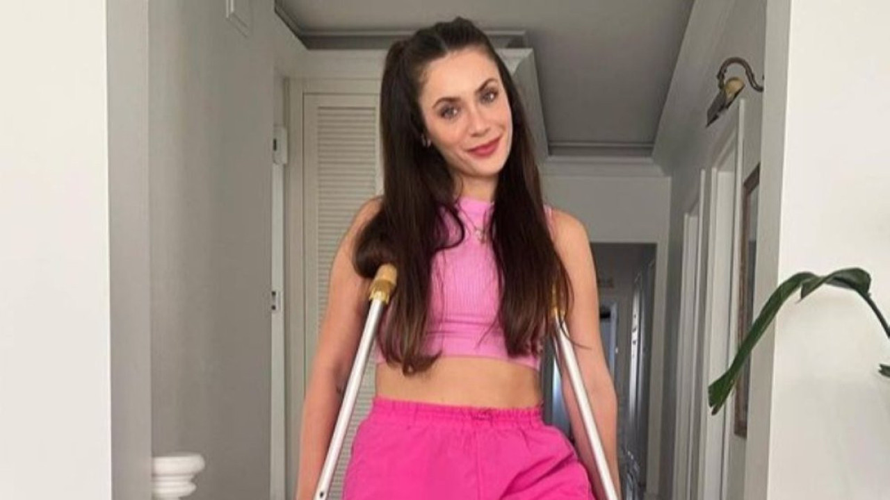 Fulya Zenginer koltuk değnekli fotoğrafını paylaştı. ‘Geçmiş olsun’ mesajı yağdı