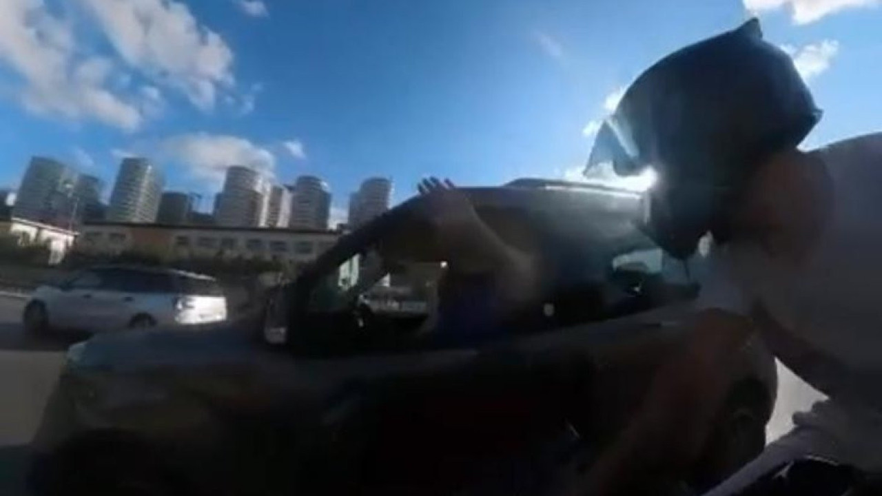 İstanbul'un göbeğinde seyir halindeyken kaskına vuran sürücüye uçan tekme attı