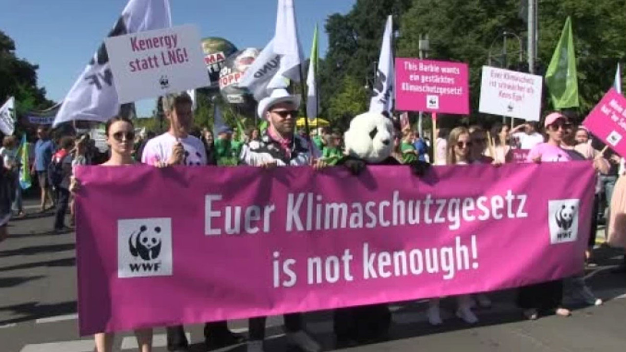 Almanya‘da 10 bin kişilik iklim protestosu