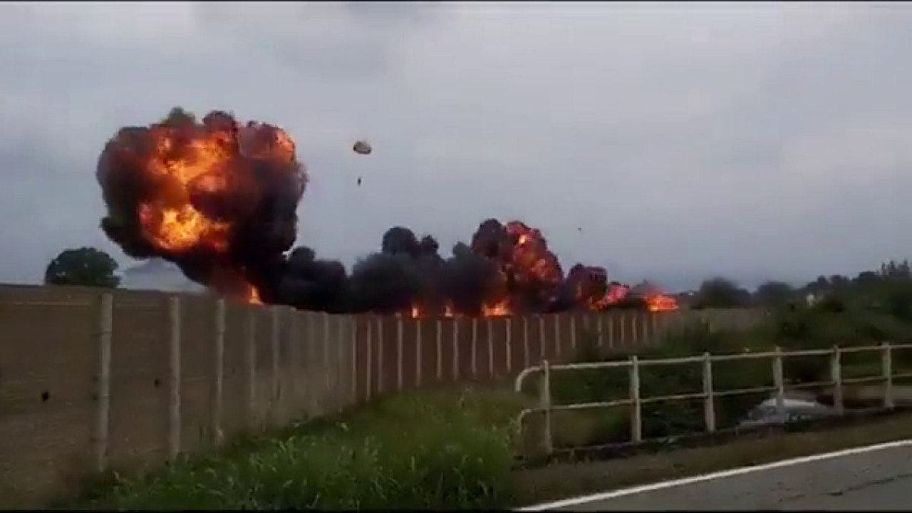 Dehşete düşüren görüntüler. Gösteri uçağı prova esnasında düştü. 5 yaşındaki kız hayatını kaybetti