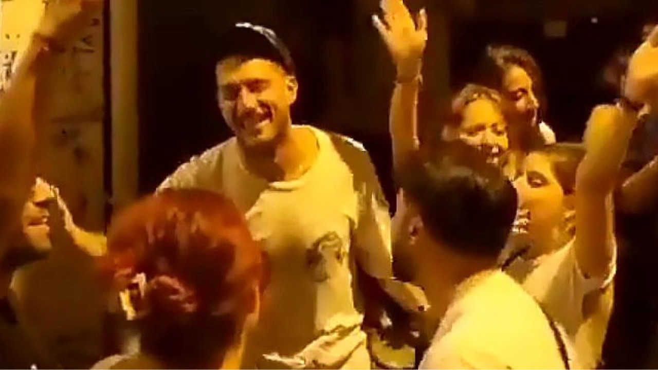 Uraz Kaygılaroğlu başında aşağı bir kova su yedi. Gece yarısı bağıra bağıra şarkı söyledi