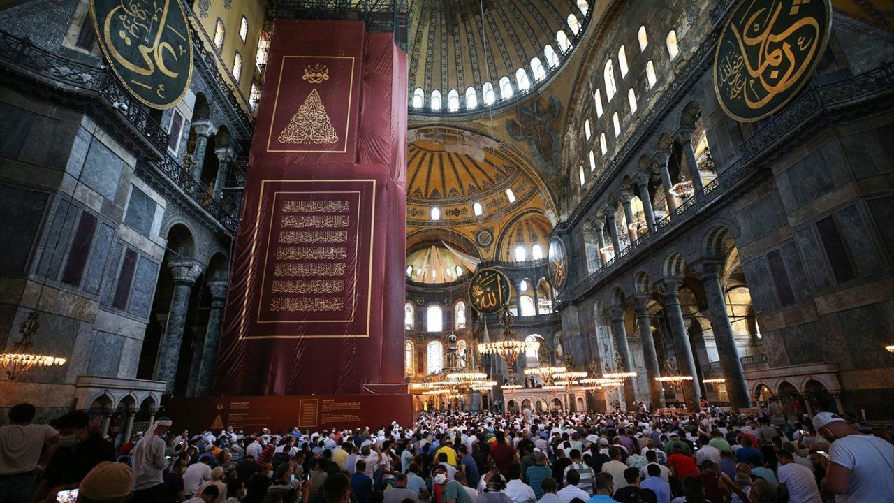 İlber Ortaylı açtı ağzını yumdu gözünü. Ayasofya'daki tehlikeye dikkat çekti