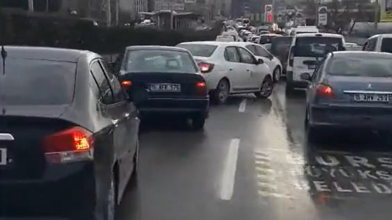 Bursa’da fermuar yöntemini uygulayamayan şoförler ambulansa zor anlar yaşattı