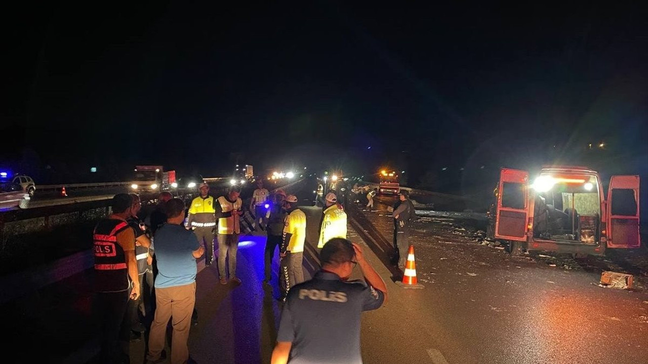 Dinamit yüklü kamyon devrildi. Otoyolda korku dolu anlar