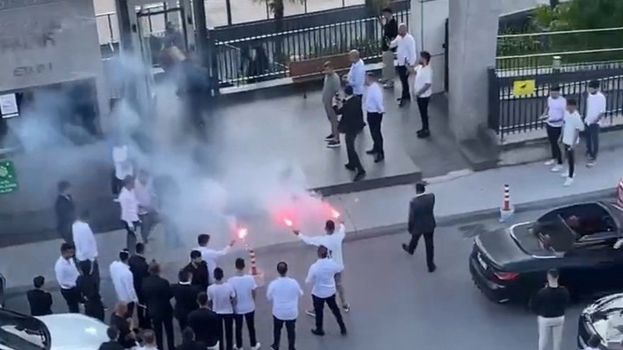 Düğün konvoyundaki araçlar drift atıp yol kapattı