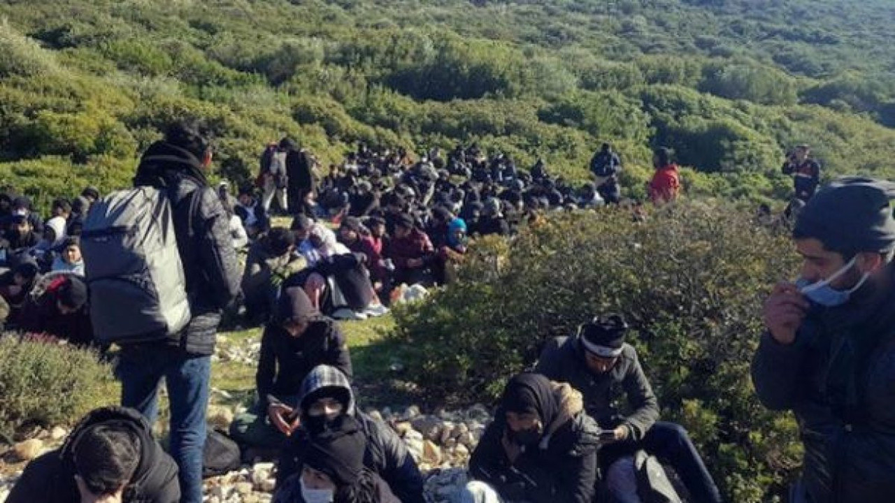 Sınırı ellerini kollarını sallayarak geçiyorlar. Dev duvarlar bile çare olmadı