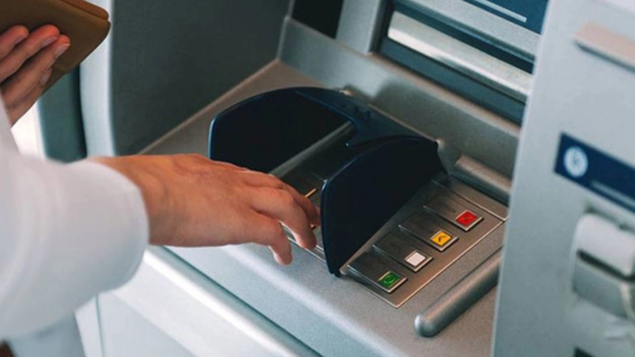 18 yaşında gencin milyonerlik hayatı 24 saat sürdü. Banka hesabını görünce şoke oldu. Lüks araç almak istedi