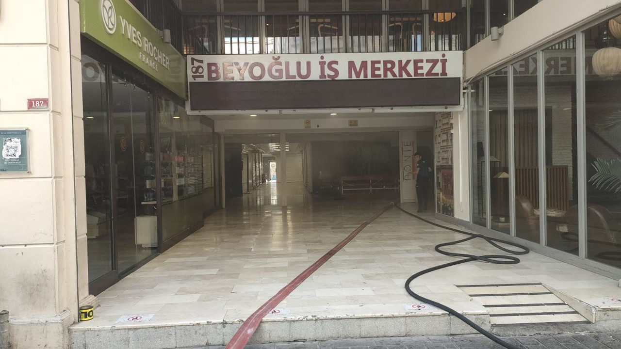 İstiklal Caddesi’nde yangın paniği. Dumanlar tramvay seferlerini iptal ettirdi