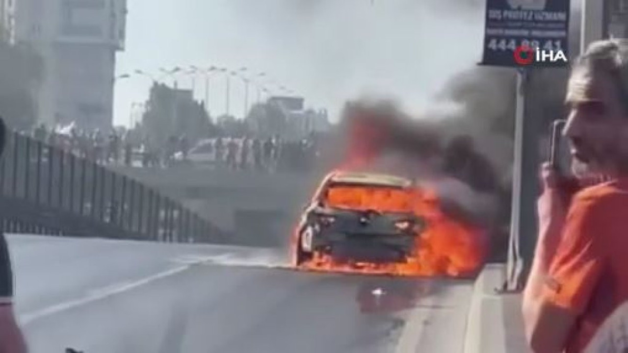 Beylikdüzü'nde seyir halindeki otomobil küle döndü