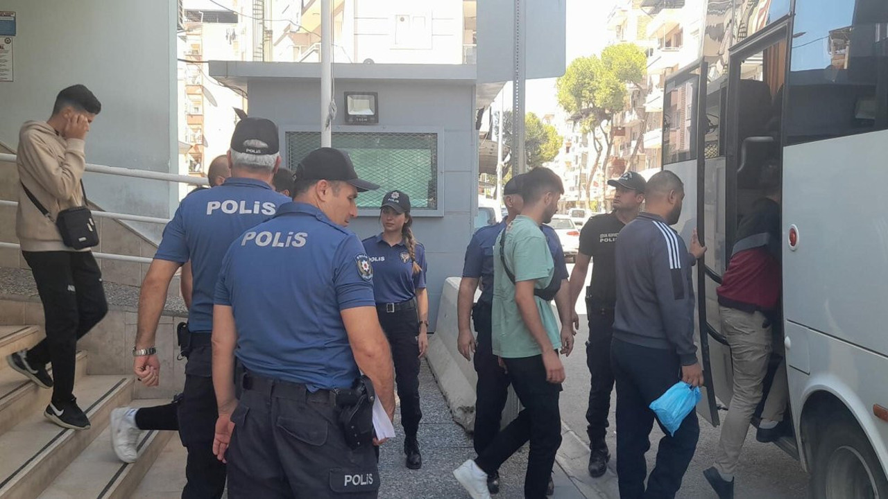 'Dur' ihtarına uymayan araçtan 13 kaçak göçmen çıktı